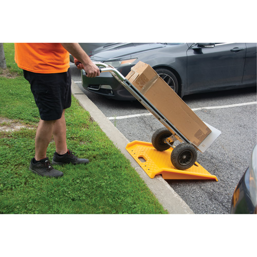 Rampe de trottoir portable en poly pour diable, Capacit&eacute; de 1000 lb, 27" la x 27" lo TGS INDUSTRIEL