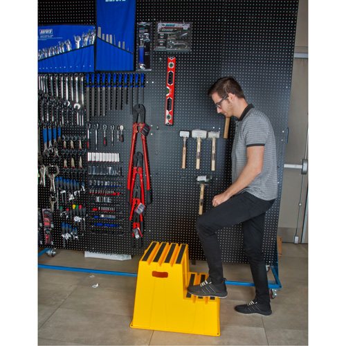 Escabeau industriel, 2 marches, 26" x 22-7/16" x Hauteur 19-11/16" TGS INDUSTRIEL