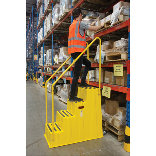 Escabeau industriel, 4 marches, 44" x 22-1/4" x Hauteur 65-1/8" TGS INDUSTRIEL