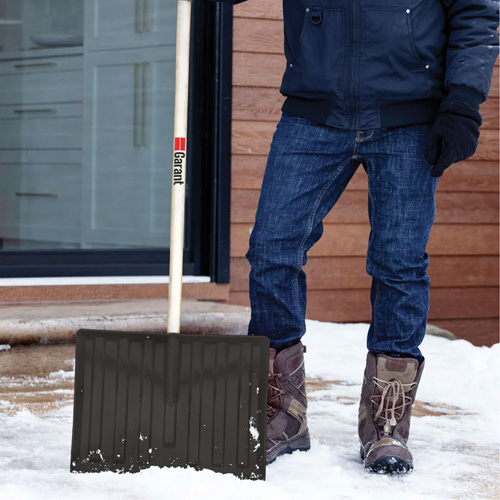 Nordic Snow Shovel, Polypropylene Blade, 17-3/4" Wide, D-Grip Handle TGS INDUSTRIEL