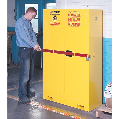 Armoire de rangement haute s&eacute;curit&eacute; avec barre en acier pour produits inflammables, 45 gal., 2 tablettes TGS INDUSTRIEL