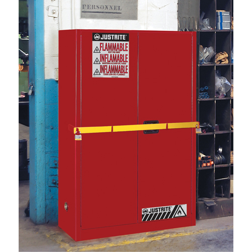 Armoire de rangement haute s&eacute;curit&eacute; avec barre en acier pour produits inflammables, 45 gal., 2 tablettes TGS INDUSTRIEL