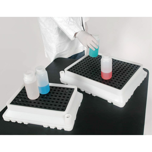 P2 Ultra-Spill Tray, 17" lo x 12" la x 4" h, Cap. de d&eacute;versement 1,8 gal. US TGS INDUSTRIEL