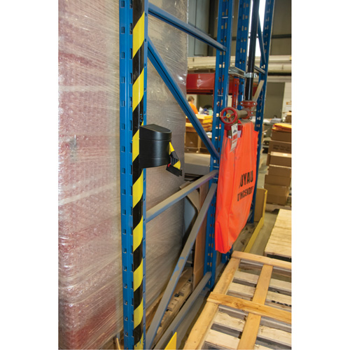 Barri&egrave;re murale magn&eacute;tique avec bande magn&eacute;tique, Plastique, Fixation magn&eacute;tique, 15', Ruban Noir et jaune TGS INDUSTRIEL