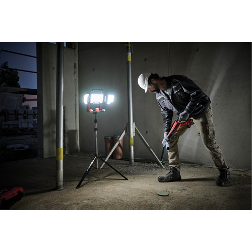 Lampe de travail &agrave; DEL professionnelle &agrave; panneaux pliants lumens sans fil 18V sur tr&eacute;pied, DEL, 3600 lumens TGS INDUSTRIEL