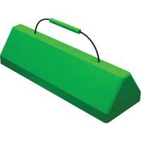 Cale de roue pour avion Checkers Safety SafeRay avec poign&eacute;e &agrave; c&acirc;ble, Ur&eacute;thane, Vert fluorescent, 24" la x 8" p x 6" h TGS INDUSTRIEL