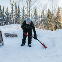 Pelle &agrave; neige Yukon, Lame Polypropyl&egrave;ne, Largueur 18", Manche Prise en D ergonomique TGS INDUSTRIEL