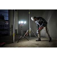 Lampe de travail &agrave; DEL professionnelle &agrave; panneaux pliants lumens sans fil 18V sur tr&eacute;pied, DEL, 3600 lumens TGS INDUSTRIEL